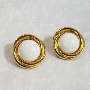 Trifari gold tone stud back earrings 1"   (1.1447)